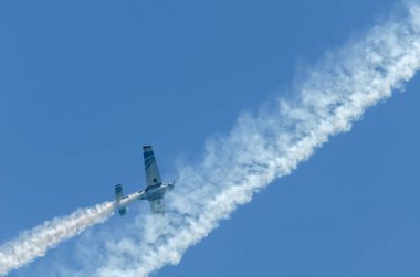 Torre Del Mar, İspanya - 29 Temmuz 2018 uçakları uçan plaj bir sahil kasabasında, Andalusia içinde airshow akrobasi üzerinden