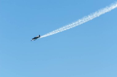 Torre Del Mar, İspanya - 29 Temmuz 2018 uçakları uçan plaj bir sahil kasabasında, Andalusia içinde airshow akrobasi üzerinden