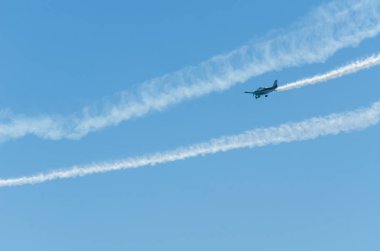Torre Del Mar, İspanya - 29 Temmuz 2018 uçakları uçan plaj bir sahil kasabasında, Andalusia içinde airshow akrobasi üzerinden