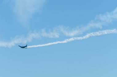 Torre Del Mar, İspanya - 29 Temmuz 2018 uçakları uçan plaj bir sahil kasabasında, Andalusia içinde airshow akrobasi üzerinden