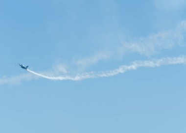 Torre Del Mar, İspanya - 29 Temmuz 2018 uçakları uçan plaj bir sahil kasabasında, Andalusia içinde airshow akrobasi üzerinden