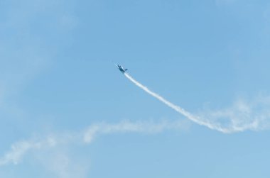 Torre Del Mar, İspanya - 29 Temmuz 2018 uçakları uçan plaj bir sahil kasabasında, Andalusia içinde airshow akrobasi üzerinden