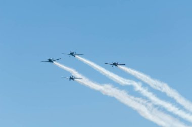 Torre Del Mar, İspanya - 29 Temmuz 2018 uçakları uçan plaj bir sahil kasabasında, Andalusia içinde airshow akrobasi üzerinden
