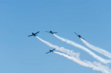 Torre Del Mar, İspanya - 29 Temmuz 2018 uçakları uçan plaj bir sahil kasabasında, Andalusia içinde airshow akrobasi üzerinden