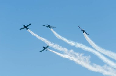 Torre Del Mar, İspanya - 29 Temmuz 2018 uçakları uçan plaj bir sahil kasabasında, Andalusia içinde airshow akrobasi üzerinden