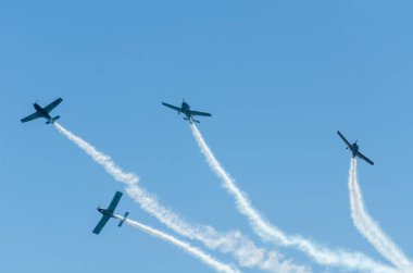 Torre Del Mar, İspanya - 29 Temmuz 2018 uçakları uçan plaj bir sahil kasabasında, Andalusia içinde airshow akrobasi üzerinden
