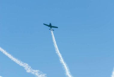 Torre Del Mar, İspanya - 29 Temmuz 2018 uçakları uçan plaj bir sahil kasabasında, Andalusia içinde airshow akrobasi üzerinden