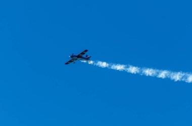 Torre Del Mar, İspanya - 29 Temmuz 2018 uçakları uçan plaj bir sahil kasabasında, Andalusia içinde airshow akrobasi üzerinden