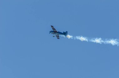Torre Del Mar, İspanya - 29 Temmuz 2018 uçakları uçan plaj bir sahil kasabasında, Andalusia içinde airshow akrobasi üzerinden