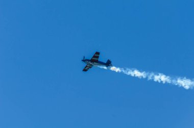 Torre Del Mar, İspanya - 29 Temmuz 2018 uçakları uçan plaj bir sahil kasabasında, Andalusia içinde airshow akrobasi üzerinden