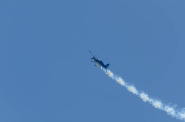 Torre Del Mar, İspanya - 29 Temmuz 2018 uçakları uçan plaj bir sahil kasabasında, Andalusia içinde airshow akrobasi üzerinden
