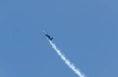 Torre Del Mar, İspanya - 29 Temmuz 2018 uçakları uçan plaj bir sahil kasabasında, Andalusia içinde airshow akrobasi üzerinden