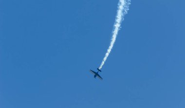 Torre Del Mar, İspanya - 29 Temmuz 2018 uçakları uçan plaj bir sahil kasabasında, Andalusia içinde airshow akrobasi üzerinden