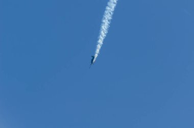 Torre Del Mar, İspanya - 29 Temmuz 2018 uçakları uçan plaj bir sahil kasabasında, Andalusia içinde airshow akrobasi üzerinden