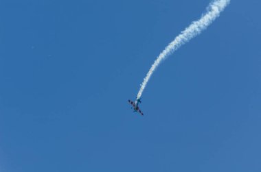 Torre Del Mar, İspanya - 29 Temmuz 2018 uçakları uçan plaj bir sahil kasabasında, Andalusia içinde airshow akrobasi üzerinden