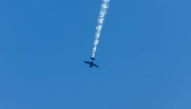 Torre Del Mar, İspanya - 29 Temmuz 2018 uçakları uçan plaj bir sahil kasabasında, Andalusia içinde airshow akrobasi üzerinden