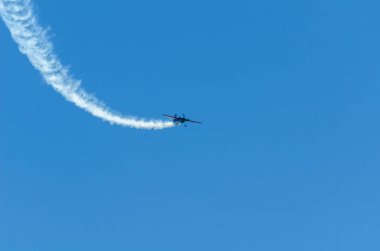 Torre Del Mar, İspanya - 29 Temmuz 2018 uçakları uçan plaj bir sahil kasabasında, Andalusia içinde airshow akrobasi üzerinden