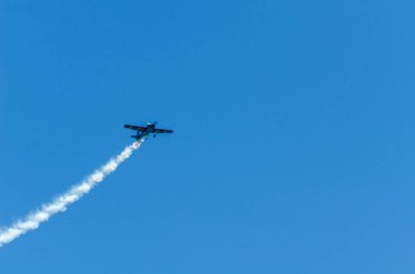 Torre Del Mar, İspanya - 29 Temmuz 2018 uçakları uçan plaj bir sahil kasabasında, Andalusia içinde airshow akrobasi üzerinden