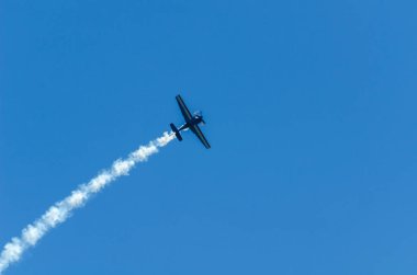 Torre Del Mar, İspanya - 29 Temmuz 2018 uçakları uçan plaj bir sahil kasabasında, Andalusia içinde airshow akrobasi üzerinden