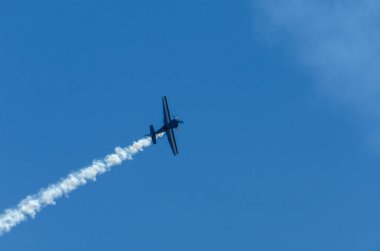 Torre Del Mar, İspanya - 29 Temmuz 2018 uçakları uçan plaj bir sahil kasabasında, Andalusia içinde airshow akrobasi üzerinden
