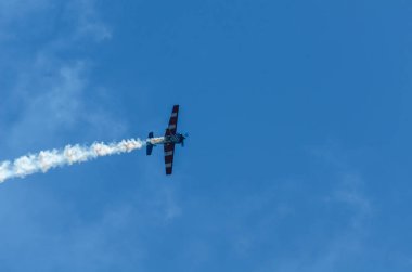 Torre Del Mar, İspanya - 29 Temmuz 2018 uçakları uçan plaj bir sahil kasabasında, Andalusia içinde airshow akrobasi üzerinden