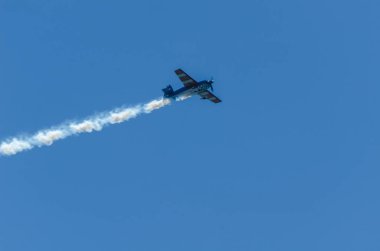 Torre Del Mar, İspanya - 29 Temmuz 2018 uçakları uçan plaj bir sahil kasabasında, Andalusia içinde airshow akrobasi üzerinden