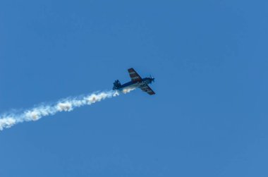 Torre Del Mar, İspanya - 29 Temmuz 2018 uçakları uçan plaj bir sahil kasabasında, Andalusia içinde airshow akrobasi üzerinden