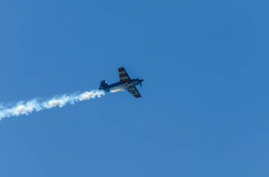Torre Del Mar, İspanya - 29 Temmuz 2018 uçakları uçan plaj bir sahil kasabasında, Andalusia içinde airshow akrobasi üzerinden