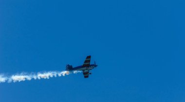 Torre Del Mar, İspanya - 29 Temmuz 2018 uçakları uçan plaj bir sahil kasabasında, Andalusia içinde airshow akrobasi üzerinden