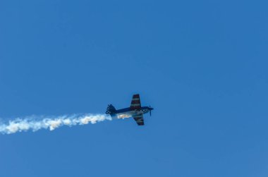 Torre Del Mar, İspanya - 29 Temmuz 2018 uçakları uçan plaj bir sahil kasabasında, Andalusia içinde airshow akrobasi üzerinden
