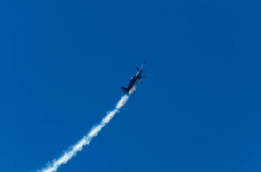 Torre Del Mar, İspanya - 29 Temmuz 2018 uçakları uçan plaj bir sahil kasabasında, Andalusia içinde airshow akrobasi üzerinden