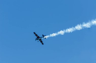 Torre Del Mar, İspanya - 29 Temmuz 2018 uçakları uçan plaj bir sahil kasabasında, Andalusia içinde airshow akrobasi üzerinden
