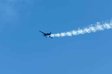 Torre Del Mar, İspanya - 29 Temmuz 2018 uçakları uçan plaj bir sahil kasabasında, Andalusia içinde airshow akrobasi üzerinden