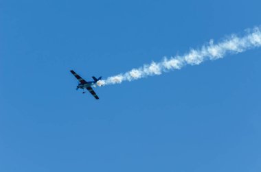 Torre Del Mar, İspanya - 29 Temmuz 2018 uçakları uçan plaj bir sahil kasabasında, Andalusia içinde airshow akrobasi üzerinden