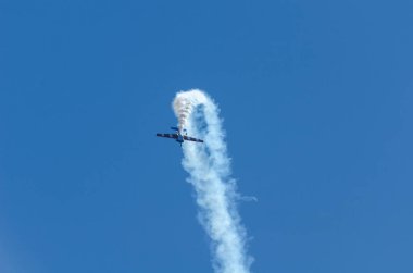 Torre Del Mar, İspanya - 29 Temmuz 2018 uçakları uçan plaj bir sahil kasabasında, Andalusia içinde airshow akrobasi üzerinden