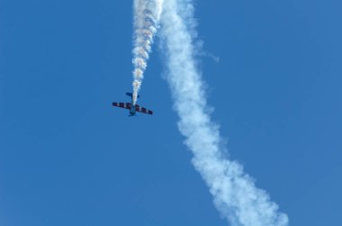 Torre Del Mar, İspanya - 29 Temmuz 2018 uçakları uçan plaj bir sahil kasabasında, Andalusia içinde airshow akrobasi üzerinden