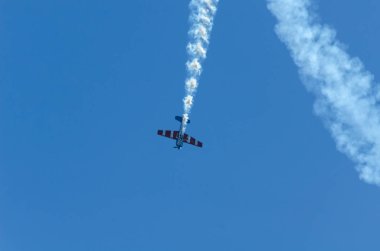 Torre Del Mar, İspanya - 29 Temmuz 2018 uçakları uçan plaj bir sahil kasabasında, Andalusia içinde airshow akrobasi üzerinden