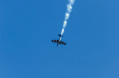 Torre Del Mar, İspanya - 29 Temmuz 2018 uçakları uçan plaj bir sahil kasabasında, Andalusia içinde airshow akrobasi üzerinden