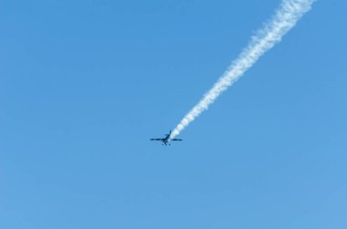 Torre Del Mar, İspanya - 29 Temmuz 2018 uçakları uçan plaj bir sahil kasabasında, Andalusia içinde airshow akrobasi üzerinden