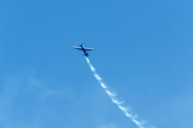 Torre Del Mar, İspanya - 29 Temmuz 2018 uçakları uçan plaj bir sahil kasabasında, Andalusia içinde airshow akrobasi üzerinden