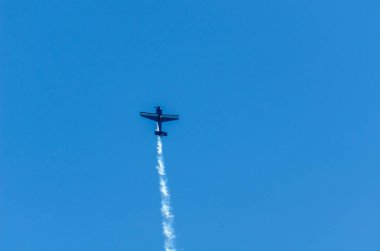 Torre Del Mar, İspanya - 29 Temmuz 2018 uçakları uçan plaj bir sahil kasabasında, Andalusia içinde airshow akrobasi üzerinden