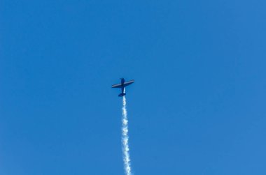 Torre Del Mar, İspanya - 29 Temmuz 2018 uçakları uçan plaj bir sahil kasabasında, Andalusia içinde airshow akrobasi üzerinden