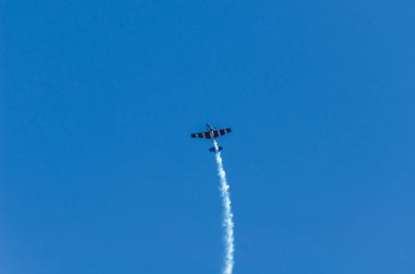 Torre Del Mar, İspanya - 29 Temmuz 2018 uçakları uçan plaj bir sahil kasabasında, Andalusia içinde airshow akrobasi üzerinden