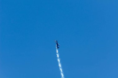 Torre Del Mar, İspanya - 29 Temmuz 2018 uçakları uçan plaj bir sahil kasabasında, Andalusia içinde airshow akrobasi üzerinden