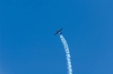 Torre Del Mar, İspanya - 29 Temmuz 2018 uçakları uçan plaj bir sahil kasabasında, Andalusia içinde airshow akrobasi üzerinden