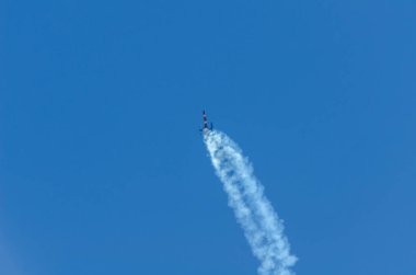 Torre Del Mar, İspanya - 29 Temmuz 2018 uçakları uçan plaj bir sahil kasabasında, Andalusia içinde airshow akrobasi üzerinden