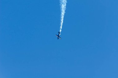 Torre Del Mar, İspanya - 29 Temmuz 2018 uçakları uçan plaj bir sahil kasabasında, Andalusia içinde airshow akrobasi üzerinden