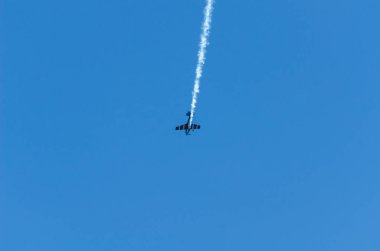 Torre Del Mar, İspanya - 29 Temmuz 2018 uçakları uçan plaj bir sahil kasabasında, Andalusia içinde airshow akrobasi üzerinden