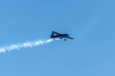 Torre Del Mar, İspanya - 29 Temmuz 2018 uçakları uçan plaj bir sahil kasabasında, Andalusia içinde airshow akrobasi üzerinden