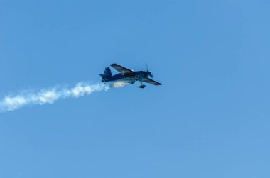 Torre Del Mar, İspanya - 29 Temmuz 2018 uçakları uçan plaj bir sahil kasabasında, Andalusia içinde airshow akrobasi üzerinden